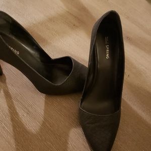 Black pumps
